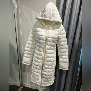 Ultra light packable Long white puffer jacket w/bag. Size small